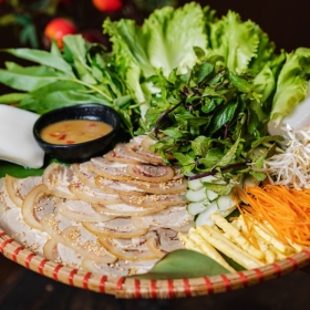 Bắp bò hấp cuốn rau rừng