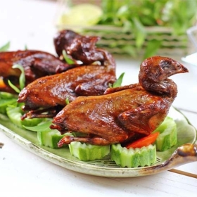 Bồ câu quay bánh bao