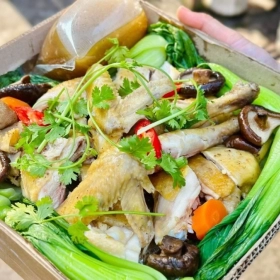 Gà hấp nấm đông cô + xôi mặn 