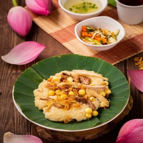 Gà hấp + xôi hạt sen