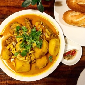 Gà nấu cà ri + bánh mì 