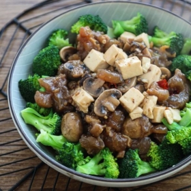 Gân heo bao tử xào đông cô