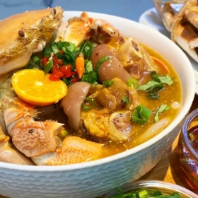 Giò heo hầm hải sản