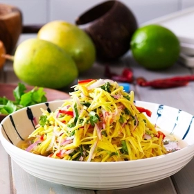 Gỏi xoài tôm thịt + bánh phồng