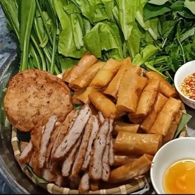 Khai vị 2 món: Chả giò hải sản - Cá thác lác chiên giòn