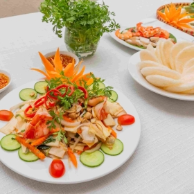 Khai vị 2 món: Gỏi Củ hủ dừa + Bò lá lốt