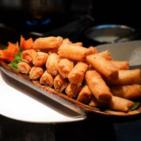 Khai vị 3 món : Chả giò - nem nướng - cá thác lác 