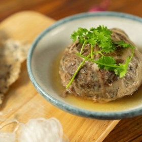 Khai vị 4 món : chả đùm - mực chiên - nem nướng - chả giò