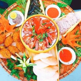 Khai vị 4 món : Gỏi + bò lá lốt + mực chiên + tôm