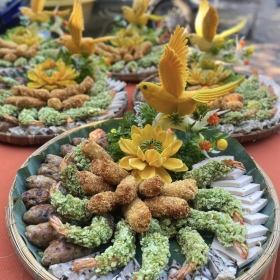 Khai vị 4 món : Gỏi ngó sen - mực chiên - tôm chiên - chả giò 