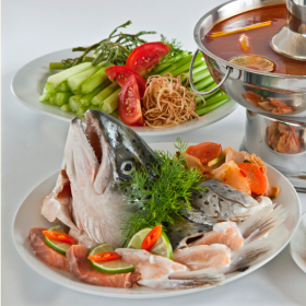 Lẩu đầu cá hồi chua cay