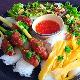 Nem nướng bánh hỏi