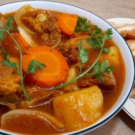 Sườn heo lagu + bánh mì 