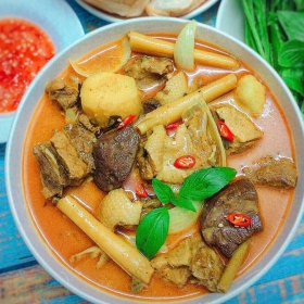 Vịt nấu cà ri + bánh mỳ 